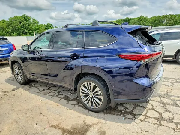 5TDFZRBH1MS104457 2021 TOYOTA HIGHLANDER - Image 2