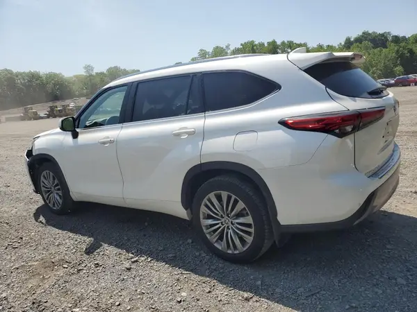 5TDFZRBH1MS107228 2021 TOYOTA HIGHLANDER - Image 2