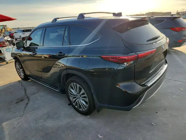 5TDFZRBH1MS109903 2021 TOYOTA HIGHLANDER - Image 2