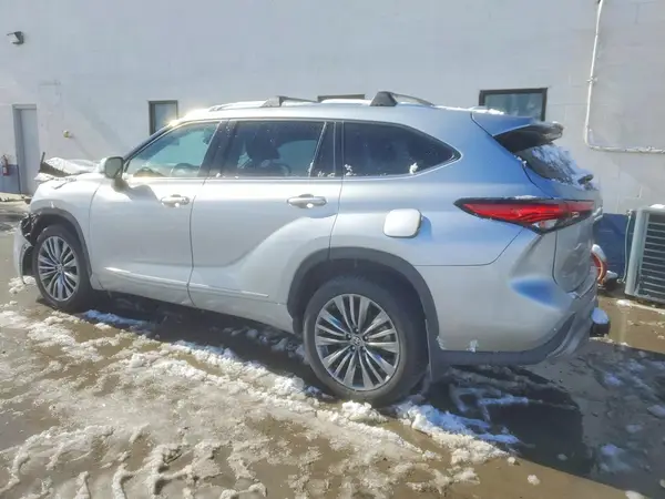 5TDFZRBH1MS151195 2021 TOYOTA HIGHLANDER - Image 2