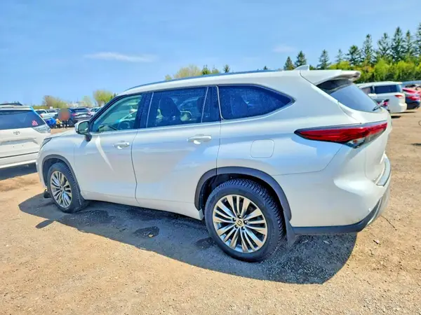 5TDFZRBH1NS222820 2022 TOYOTA HIGHLANDER - Image 2