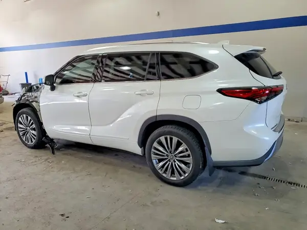 5TDFZRBH2MS066446 2021 TOYOTA HIGHLANDER - Image 2