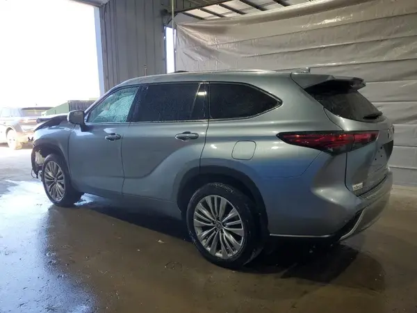 5TDFZRBH2MS071517 2021 TOYOTA HIGHLANDER - Image 2