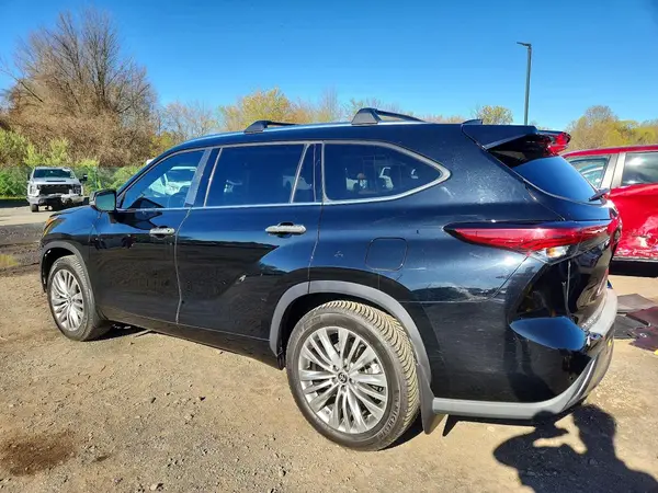 5TDFZRBH2NS209980 2022 TOYOTA HIGHLANDER - Image 2