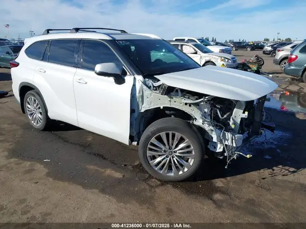 5TDFZRBH2NS216055 2022 TOYOTA HIGHLANDER - Image 1