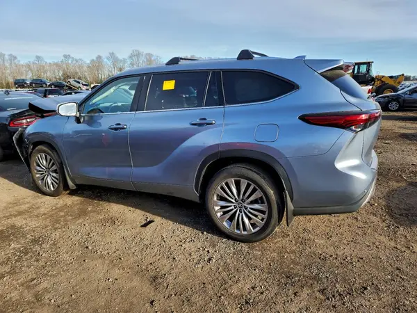 5TDFZRBH2NS223118 2022 TOYOTA HIGHLANDER - Image 2