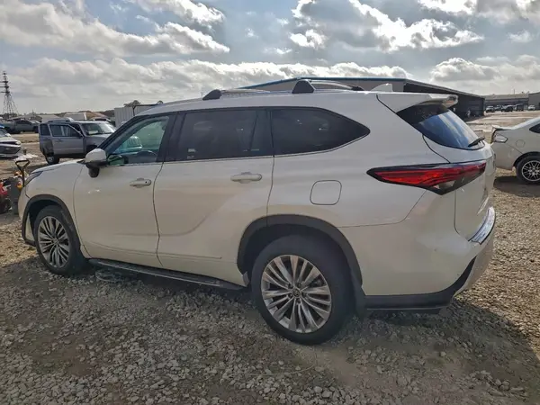 5TDFZRBH3MS086866 2021 TOYOTA HIGHLANDER - Image 2
