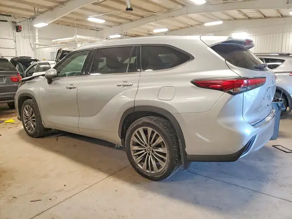 5TDFZRBH3MS109675 2021 TOYOTA HIGHLANDER - Image 2