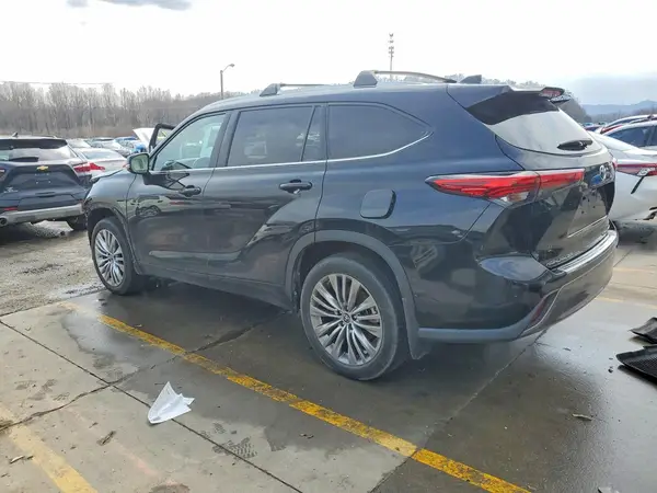 5TDFZRBH3MS120952 2021 TOYOTA HIGHLANDER - Image 2