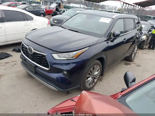 5TDFZRBH3MS124743 2021 TOYOTA HIGHLANDER - Image 2