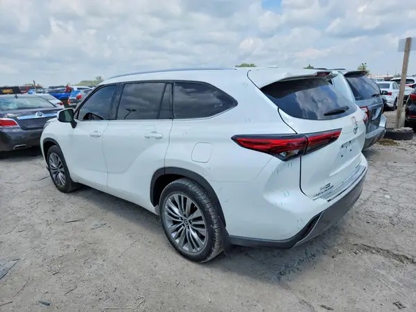 5TDFZRBH3MS135743 2021 TOYOTA HIGHLANDER - Image 2