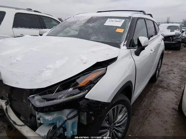 5TDFZRBH3NS174284 2022 TOYOTA HIGHLANDER - Image 2