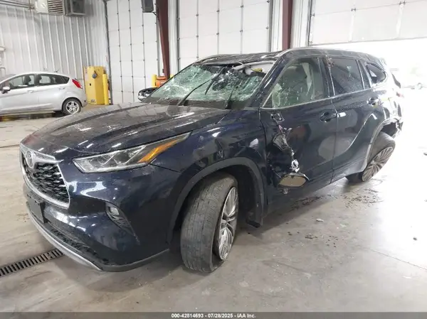 5TDFZRBH4NS230989 2022 TOYOTA HIGHLANDER - Image 2
