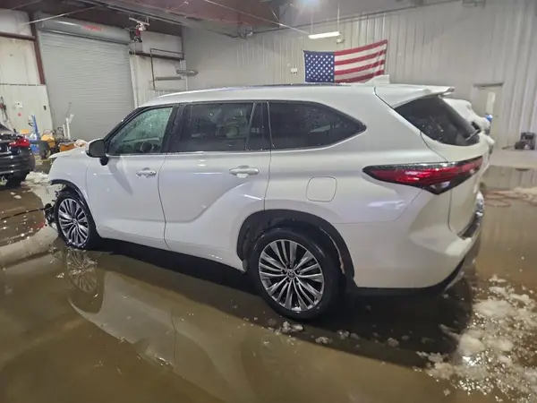 5TDFZRBH5MS111783 2021 TOYOTA HIGHLANDER - Image 2