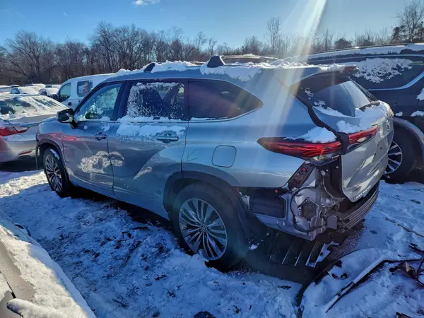 5TDFZRBH5MS150261 2021 TOYOTA HIGHLANDER - Image 2