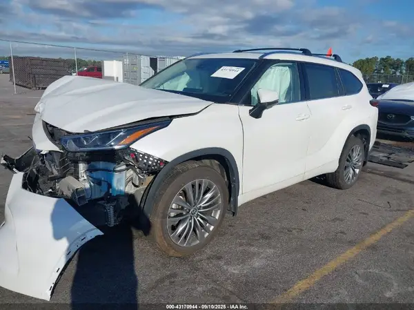 5TDFZRBH5NS182063 2022 TOYOTA HIGHLANDER - Image 2