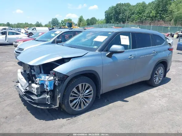 5TDFZRBH5NS184444 2022 TOYOTA HIGHLANDER - Image 2