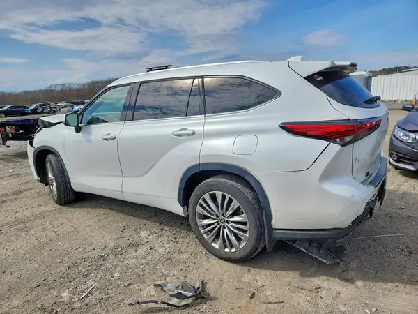 5TDFZRBH5NS210881 2022 TOYOTA HIGHLANDER - Image 2
