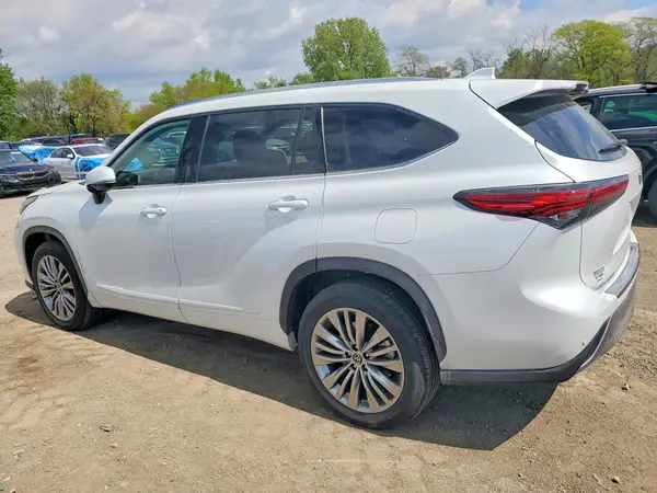 5TDFZRBH5NS214221 2022 TOYOTA HIGHLANDER - Image 2