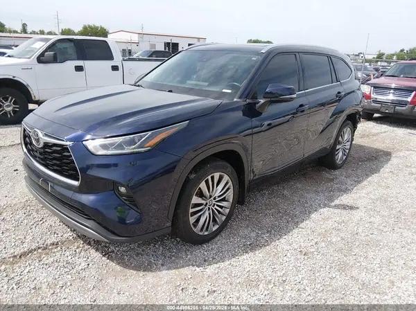 5TDFZRBH5NS229706 2022 TOYOTA HIGHLANDER - Image 2