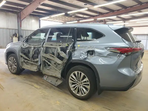 5TDFZRBH5NS255058 2022 TOYOTA HIGHLANDER - Image 2