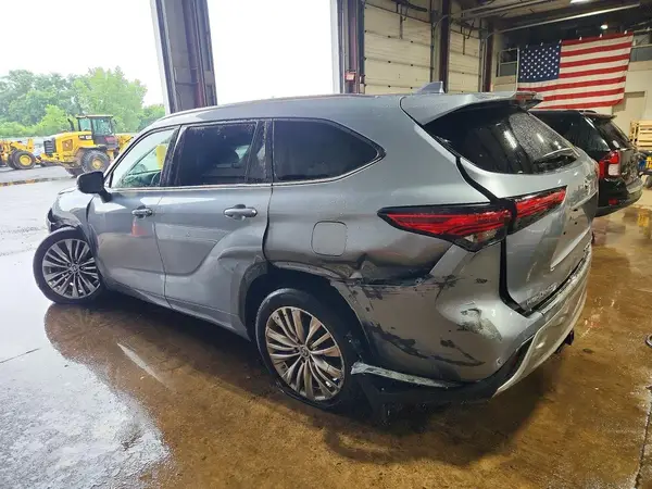 5TDFZRBH6MS086568 2021 TOYOTA HIGHLANDER - Image 2
