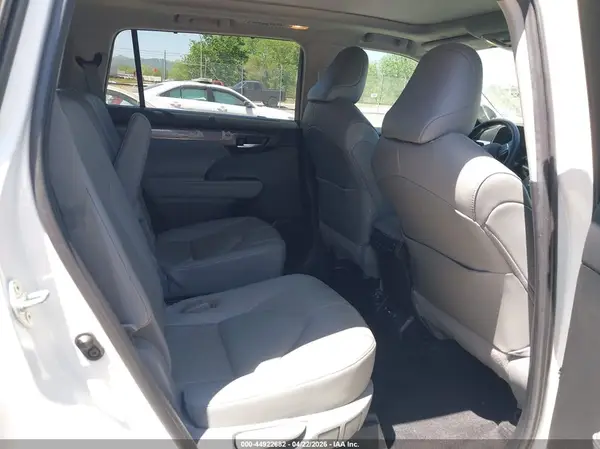 5TDFZRBH6MS087588 2021 TOYOTA HIGHLANDER - Image 8