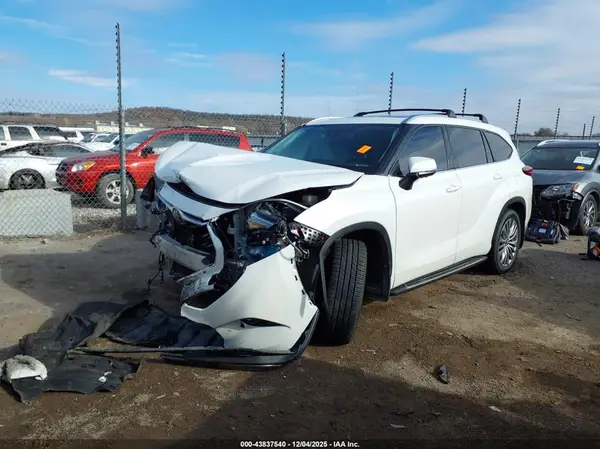 5TDFZRBH6MS099577 2021 TOYOTA HIGHLANDER - Image 2