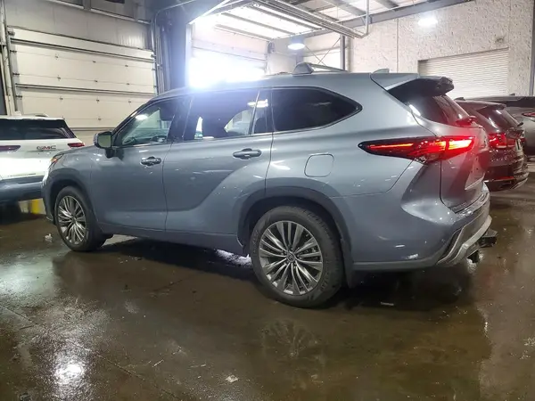 5TDFZRBH6MS103143 2021 TOYOTA HIGHLANDER - Image 2