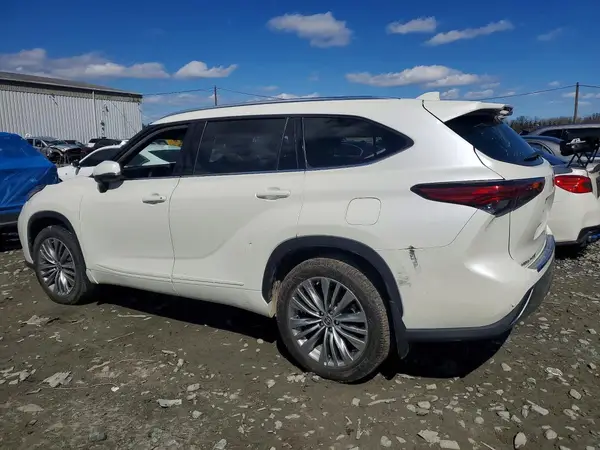 5TDFZRBH6MS135168 2021 TOYOTA HIGHLANDER - Image 2