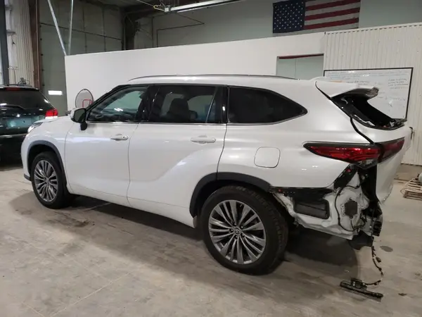 5TDFZRBH6NS181763 2022 TOYOTA HIGHLANDER - Image 2