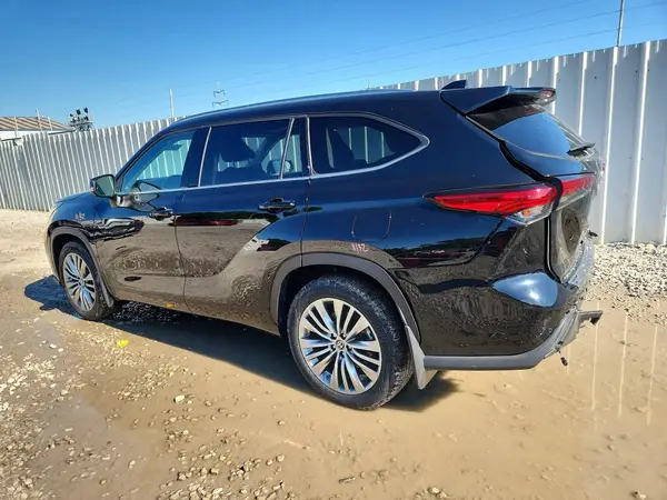 5TDFZRBH6NS224465 2022 TOYOTA HIGHLANDER - Image 2