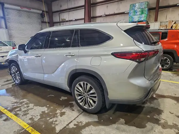 5TDFZRBH7LS055912 2020 TOYOTA HIGHLANDER - Image 2