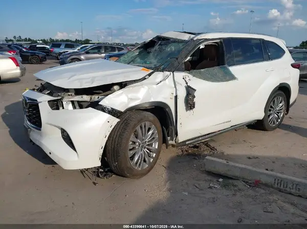 5TDFZRBH7MS133039 2021 TOYOTA HIGHLANDER - Image 2