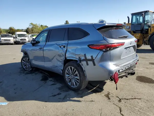 5TDFZRBH7NS168911 2022 TOYOTA HIGHLANDER - Image 2