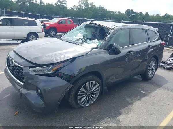 5TDFZRBH7NS172392 2022 TOYOTA HIGHLANDER - Image 2