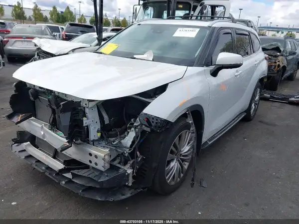 5TDFZRBH7NS202720 2022 TOYOTA HIGHLANDER - Image 2
