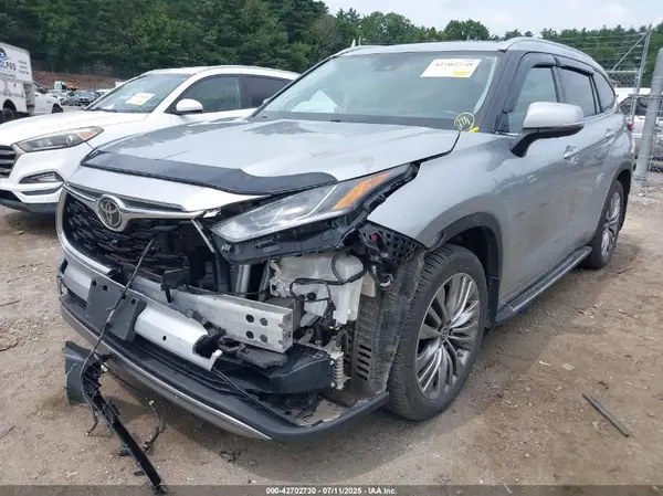 5TDFZRBH7NS209781 2022 TOYOTA HIGHLANDER - Image 2
