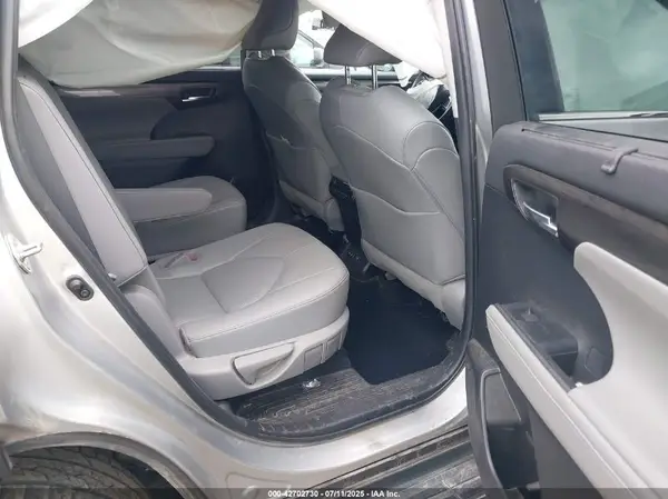 5TDFZRBH7NS209781 2022 TOYOTA HIGHLANDER - Image 8