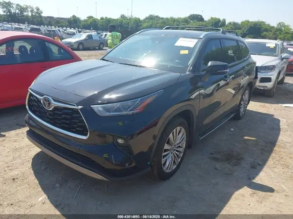 5TDFZRBH7NS225169 2022 TOYOTA HIGHLANDER - Image 2