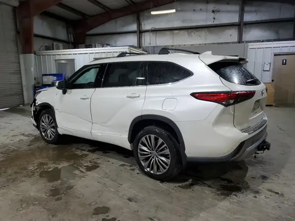 5TDFZRBH8MS084885 2021 TOYOTA HIGHLANDER - Image 2