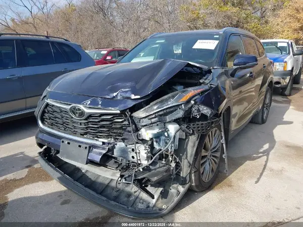 5TDFZRBH8MS110417 2021 TOYOTA HIGHLANDER - Image 2