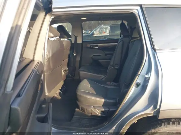 5TDFZRBH8NS168772 2022 TOYOTA HIGHLANDER - Image 8