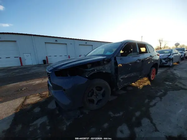 5TDFZRBH8NS171252 2022 TOYOTA HIGHLANDER - Image 2