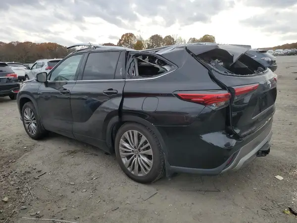 5TDFZRBH8NS182445 2022 TOYOTA HIGHLANDER - Image 2