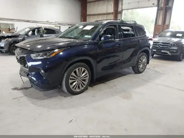 5TDFZRBH8NS201480 2022 TOYOTA HIGHLANDER - Image 2