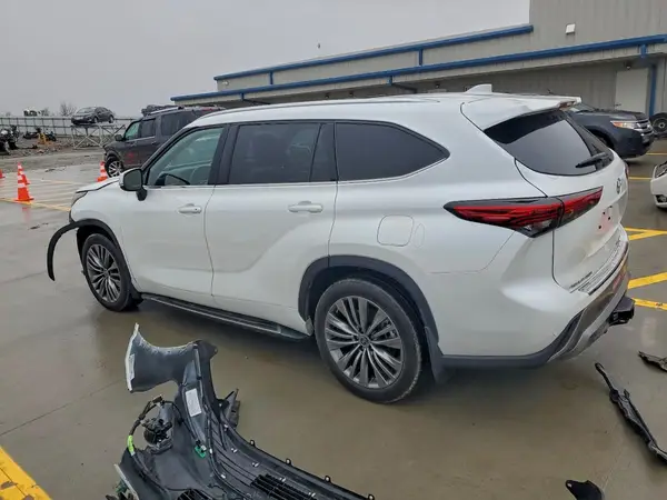 5TDFZRBH8NS210910 2022 TOYOTA HIGHLANDER - Image 2