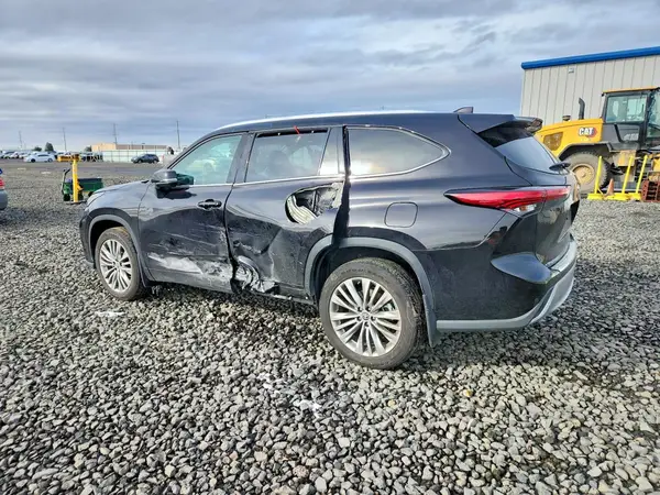 5TDFZRBH8NS214763 2022 TOYOTA HIGHLANDER - Image 2