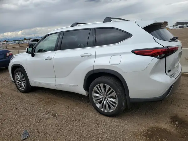 5TDFZRBH8NS226136 2022 TOYOTA HIGHLANDER - Image 2