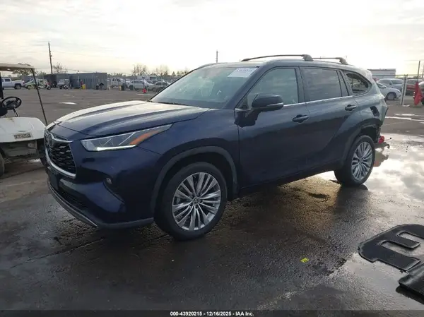 5TDFZRBH8NS228727 2022 TOYOTA HIGHLANDER - Image 2